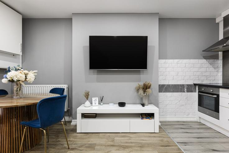 Sala de estar elegantemente projetada com móveis modernos em um apartamento no Building Warwick Road - smart-host-group-ted - 1539919 em Royal Borough of Kensington and Chelsea, London Sala de estar elegantemente projetada com móveis modernos em um apartamento no Building Warwick Road - smart-host-group-ted - 1539919 em Royal Borough of Kensington and Chelsea, London