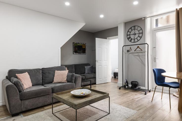 Elegante sala de estar con mobiliario moderno en un apartamento en Building Warwick Road - smart-host-group-ted - 1539919 en Royal Borough of Kensington and Chelsea, London Elegante sala de estar con mobiliario moderno en un apartamento en Building Warwick Road - smart-host-group-ted - 1539919 en Royal Borough of Kensington and Chelsea, London