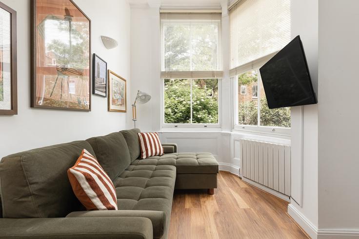 Sala de estar elegantemente projetada com móveis modernos em um apartamento no Building Aldridge Road Villas - smart-host-group-ted - 1537961 em City of Westminster, London Sala de estar elegantemente projetada com móveis modernos em um apartamento no Building Aldridge Road Villas - smart-host-group-ted - 1537961 em City of Westminster, London