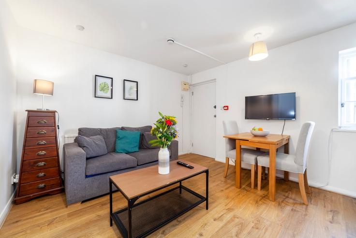 City of Westminster, London에 위치한 Building Charlotte Street - smart-host-group-ted - 1537965 유닛의 세련된 인테리어가 돋보이는 거실