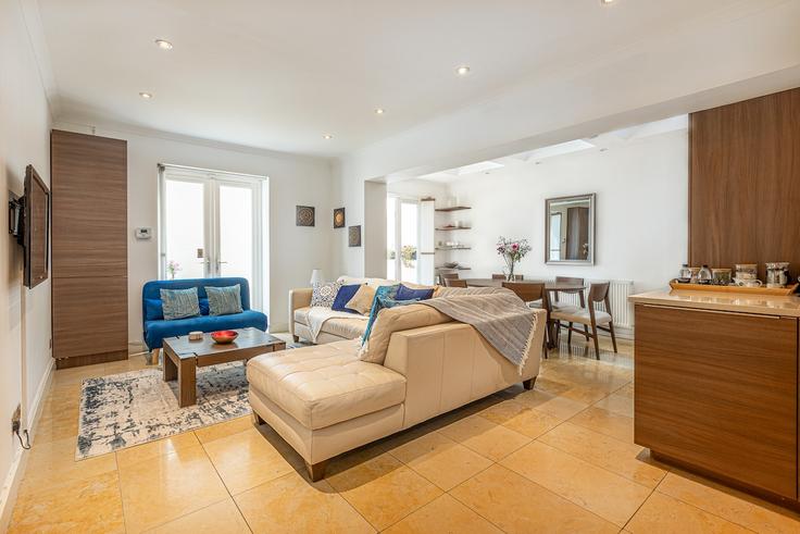 Sala de estar elegantemente projetada com móveis modernos em um apartamento no Building Collingham Place - smart-host-group-ted - 1538939 em Royal Borough of Kensington and Chelsea, London Sala de estar elegantemente projetada com móveis modernos em um apartamento no Building Collingham Place - smart-host-group-ted - 1538939 em Royal Borough of Kensington and Chelsea, London