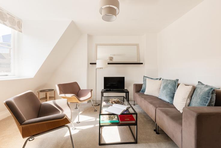 Sala de estar elegantemente projetada com móveis modernos em um apartamento no Building Brune Street - smart-host-group-ted - 1538943 em London Borough of Tower Hamlets, London
