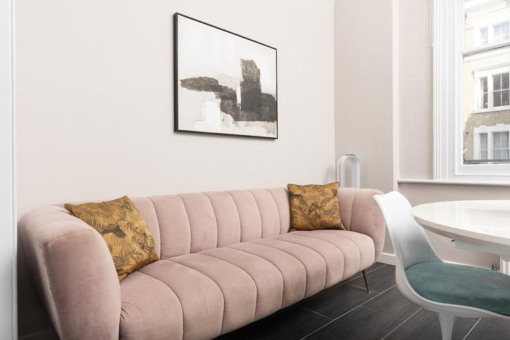 Elegant gestaltetes Wohnzimmer mit moderner Einrichtung in einer Wohnung im Building Kempsford Gardens - smart-host-group-ted - 1557776 in Royal Borough of Kensington and Chelsea, London Elegant gestaltetes Wohnzimmer mit moderner Einrichtung in einer Wohnung im Building Kempsford Gardens - smart-host-group-ted - 1557776 in Royal Borough of Kensington and Chelsea, London