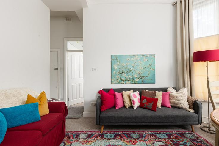 Sala de estar elegantemente projetada com móveis modernos em um apartamento no Building Holland Road - smart-host-group-ted - 1540224 em Royal Borough of Kensington and Chelsea, London
