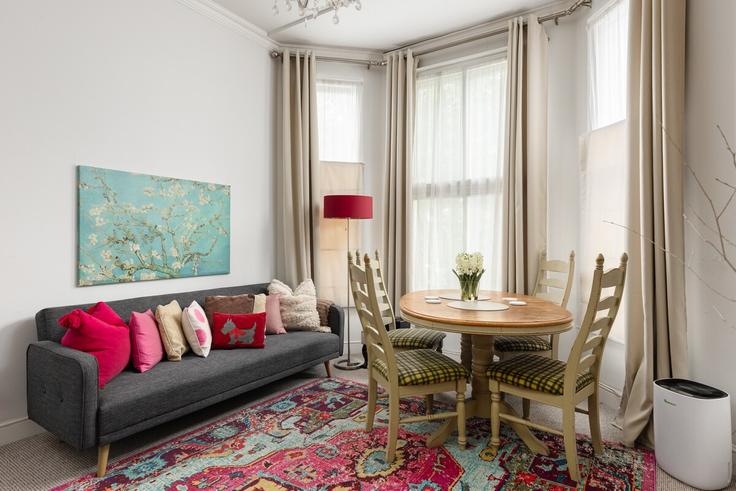 Elegante sala de estar con mobiliario moderno en un apartamento en Building Holland Road - smart-host-group-ted - 1540224 en Royal Borough of Kensington and Chelsea, London Elegante sala de estar con mobiliario moderno en un apartamento en Building Holland Road - smart-host-group-ted - 1540224 en Royal Borough of Kensington and Chelsea, London