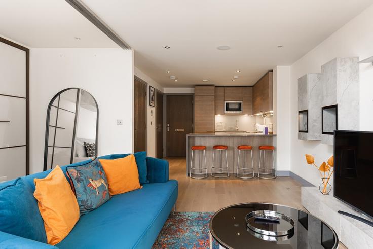 Sala de estar elegantemente projetada com móveis modernos em um apartamento no Building Townmead Road - smart-host-group-ted - 1540057 em London Borough of Hammersmith and Fulham, London Sala de estar elegantemente projetada com móveis modernos em um apartamento no Building Townmead Road - smart-host-group-ted - 1540057 em London Borough of Hammersmith and Fulham, London