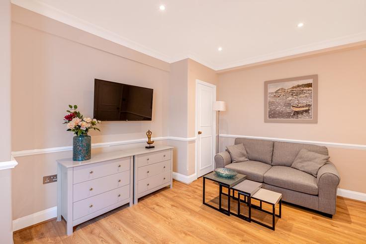 Salle de séjour élégante avec mobilier moderne dans un appartement à Building Sloane Avenue - smart-host-group-ted - 1540058 à Royal Borough of Kensington and Chelsea, London Salle de séjour élégante avec mobilier moderne dans un appartement à Building Sloane Avenue - smart-host-group-ted - 1540058 à Royal Borough of Kensington and Chelsea, London