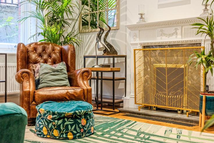 Building Great Titchfield Street - smart-host-group-ted - 1540987 adresindeki bir dairede modern mobilyalarla zarif bir şekilde tasarlanmış oturma odası City of Westminster, London Building Great Titchfield Street - smart-host-group-ted - 1540987 adresindeki bir dairede modern mobilyalarla zarif bir şekilde tasarlanmış oturma odası City of Westminster, London