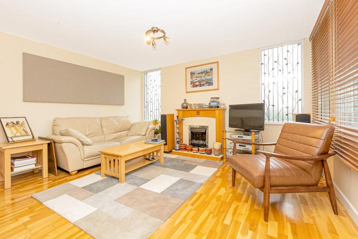 London Borough of Barnet, London에 위치한 Building West Heath Avenue - smart-host-group-ted - 1540985 유닛의 세련된 인테리어가 돋보이는 거실 London Borough of Barnet, London에 위치한 Building West Heath Avenue - smart-host-group-ted - 1540985 유닛의 세련된 인테리어가 돋보이는 거실