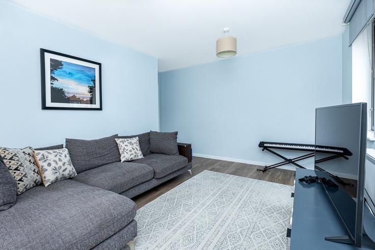 Elegante sala de estar con mobiliario moderno en un apartamento en Building Hammersley Road - smart-host-group-ted - 1540986 en London Borough of Newham, London Elegante sala de estar con mobiliario moderno en un apartamento en Building Hammersley Road - smart-host-group-ted - 1540986 en London Borough of Newham, London