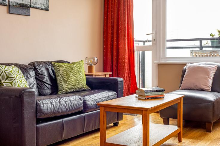 Salle de séjour élégante avec mobilier moderne dans un appartement à Building Este Road - smart-host-group-ted - 1541536 à London Borough of Wandsworth, London