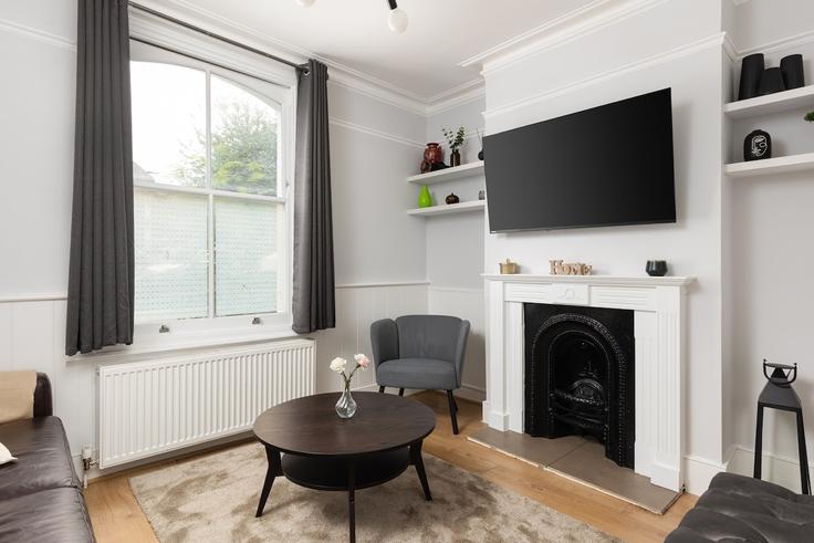Building Mill Hill Road - smart-host-group-ted - 1542244 adresindeki bir dairede modern mobilyalarla zarif bir şekilde tasarlanmış oturma odası London Borough of Ealing, London