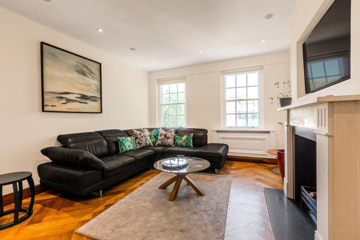 Building Fulham Road - smart-host-group-ted - 1565491 adresindeki bir dairede modern mobilyalarla zarif bir şekilde tasarlanmış oturma odası Royal Borough of Kensington and Chelsea, London Building Fulham Road - smart-host-group-ted - 1565491 adresindeki bir dairede modern mobilyalarla zarif bir şekilde tasarlanmış oturma odası Royal Borough of Kensington and Chelsea, London