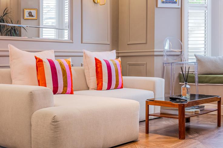 Elegant gestaltetes Wohnzimmer mit moderner Einrichtung in einer Wohnung im Building Cranbrook Park - smart-host-group-ted - 1542237 in London Borough of Haringey, London