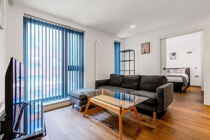 Elegant gestaltetes Wohnzimmer mit moderner Einrichtung in einer Wohnung im Building Central Street - smart-host-group-ted - 1542687 in London Borough of Islington, London