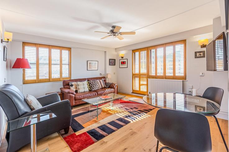 Elegante sala de estar con mobiliario moderno en un apartamento en Building Newton Street - smart-host-group-ted - 1542683 en London Borough of Camden, London Elegante sala de estar con mobiliario moderno en un apartamento en Building Newton Street - smart-host-group-ted - 1542683 en London Borough of Camden, London