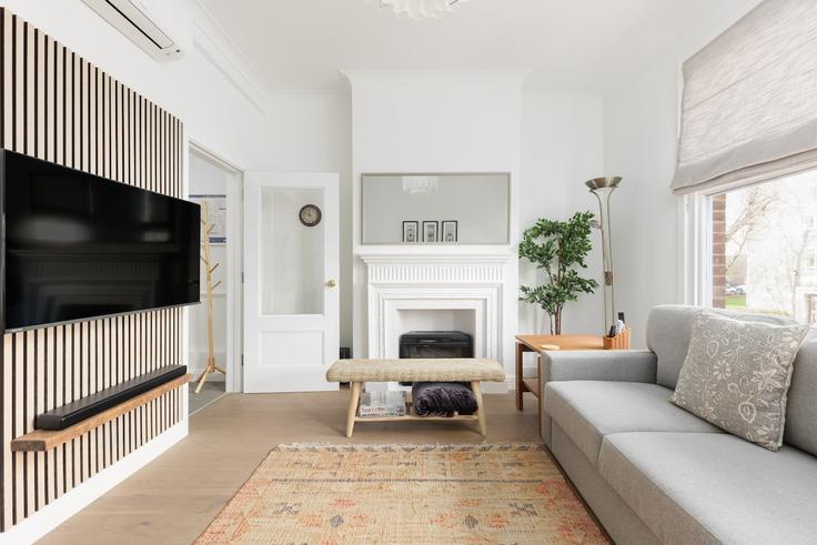 Elegante sala de estar con mobiliario moderno en un apartamento en Building Allitsen Road - smart-host-group-ted - 1543034 en City of Westminster, London