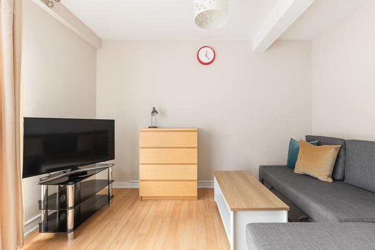 Salle de séjour élégante avec mobilier moderne dans un appartement à Building Strathan Close - smart-host-group-ted - 1543035 à London Borough of Wandsworth, London