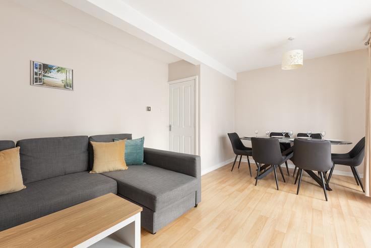 Elegant gestaltetes Wohnzimmer mit moderner Einrichtung in einer Wohnung im Building Strathan Close - smart-host-group-ted - 1543035 in London Borough of Wandsworth, London Elegant gestaltetes Wohnzimmer mit moderner Einrichtung in einer Wohnung im Building Strathan Close - smart-host-group-ted - 1543035 in London Borough of Wandsworth, London
