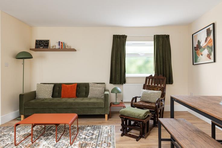 London Borough of Haringey, London에 위치한 Building Wembury Mews - smart-host-group-ted - 1545317 유닛의 세련된 인테리어가 돋보이는 거실