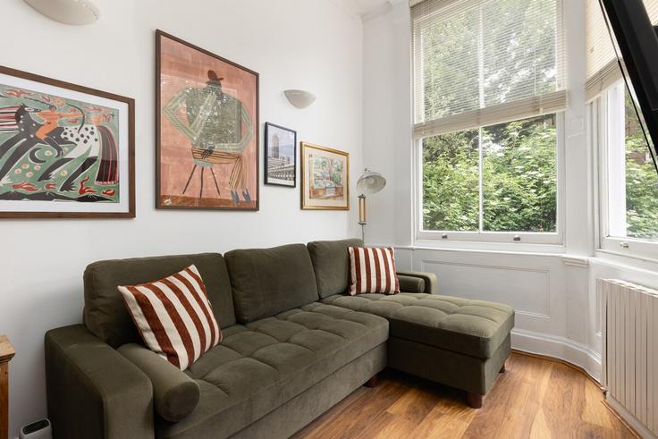 Elegant gestaltetes Wohnzimmer mit moderner Einrichtung in einer Wohnung im Building Aldridge Road Villas - smart-host-group-ted - 1545308 in City of Westminster, London Elegant gestaltetes Wohnzimmer mit moderner Einrichtung in einer Wohnung im Building Aldridge Road Villas - smart-host-group-ted - 1545308 in City of Westminster, London