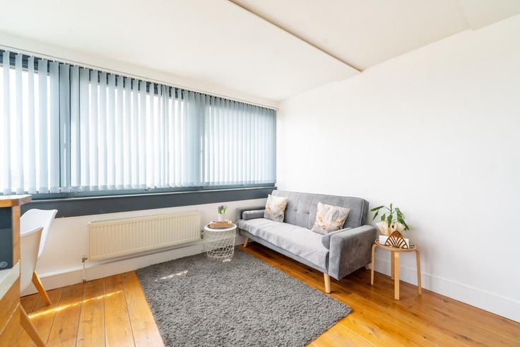 Salle de séjour élégante avec mobilier moderne dans un appartement à Building Wye Street - smart-host-group-ted - 1545345 à London Borough of Wandsworth, London Salle de séjour élégante avec mobilier moderne dans un appartement à Building Wye Street - smart-host-group-ted - 1545345 à London Borough of Wandsworth, London