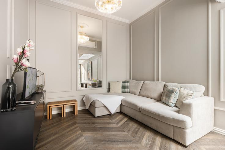 Salle de séjour élégante avec mobilier moderne dans un appartement à Building Hambalt Road - smart-host-group-ted - 1548258 à London Borough of Lambeth, London