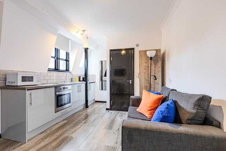 Sala de estar elegantemente projetada com móveis modernos em um apartamento no Building Bouverie Place - smart-host-group-ted - 1550410 em City of Westminster, London Sala de estar elegantemente projetada com móveis modernos em um apartamento no Building Bouverie Place - smart-host-group-ted - 1550410 em City of Westminster, London