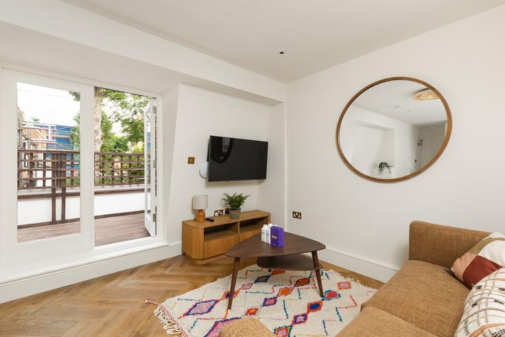 London City of WestminsterのBuilding Cambridge Street - smart-host-group-ted - 1557772のアパートメントにある、モダンな家具を備えたエレガントなデザインのリビングルーム London City of WestminsterのBuilding Cambridge Street - smart-host-group-ted - 1557772のアパートメントにある、モダンな家具を備えたエレガントなデザインのリビングルーム