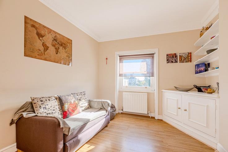 Salle de séjour élégante avec mobilier moderne dans un appartement à Building Adelaide Road - smart-host-group-ted - 1556300 à London Borough of Camden, London