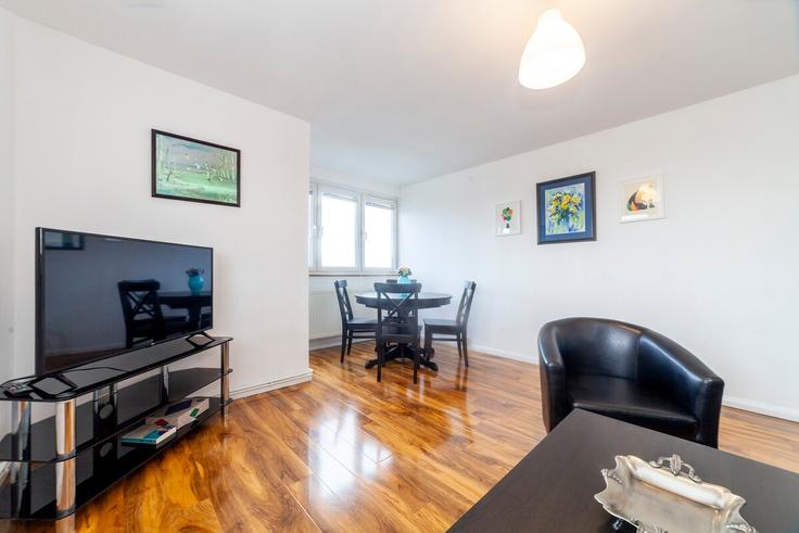 London Borough of Hammersmith and Fulham, London에 위치한 Building Field Road - smart-host-group-ted - 1556305 유닛의 세련된 인테리어가 돋보이는 거실