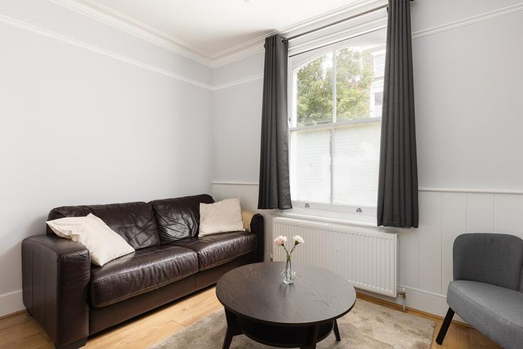 Building Mill Hill Road - smart-host-group-ted - 1557775 adresindeki bir dairede modern mobilyalarla zarif bir şekilde tasarlanmış oturma odası London Borough of Ealing, London