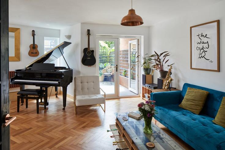Sala de estar elegantemente projetada com móveis modernos em um apartamento no Building Limes Walk - smart-host-group-ted - 1565501 em London Borough of Southwark, London