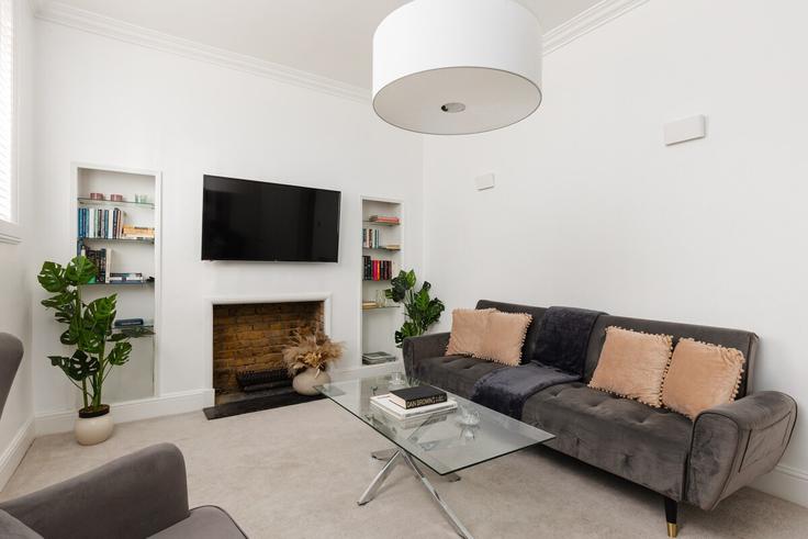 Elegant gestaltetes Wohnzimmer mit moderner Einrichtung in einer Wohnung im Building Lennox Gardens - smart-host-group-ted - 1560752 in Royal Borough of Kensington and Chelsea, London Elegant gestaltetes Wohnzimmer mit moderner Einrichtung in einer Wohnung im Building Lennox Gardens - smart-host-group-ted - 1560752 in Royal Borough of Kensington and Chelsea, London