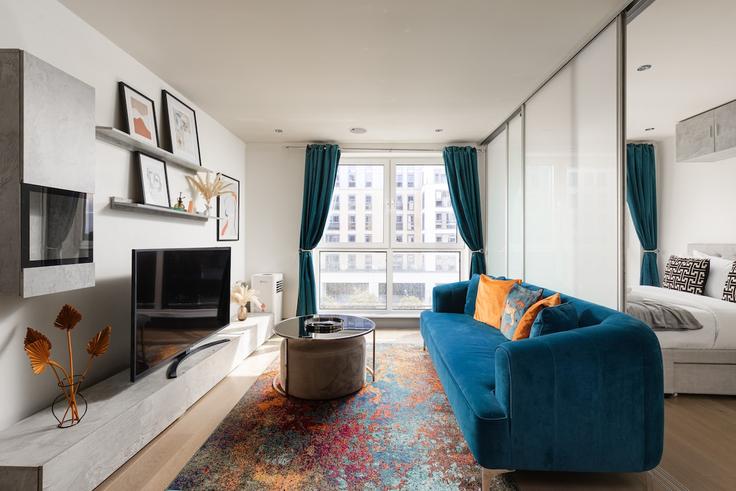 Sala de estar elegantemente projetada com móveis modernos em um apartamento no Building Townmead Road - smart-host-group-ted - 1560797 em London Borough of Hammersmith and Fulham, London Sala de estar elegantemente projetada com móveis modernos em um apartamento no Building Townmead Road - smart-host-group-ted - 1560797 em London Borough of Hammersmith and Fulham, London