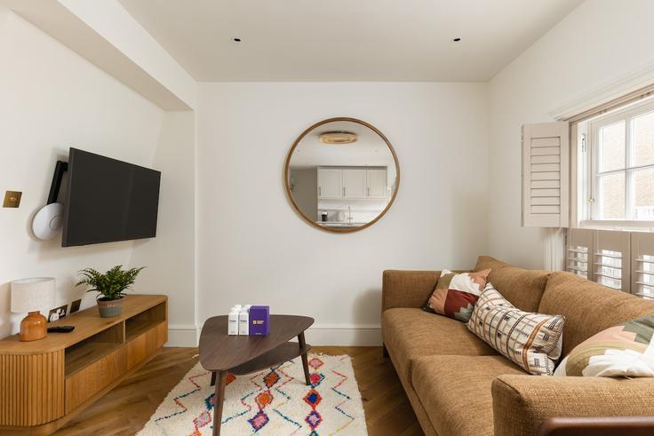 London City of WestminsterのBuilding Cambridge Street - smart-host-group-ted - 1560805のアパートメントにある、モダンな家具を備えたエレガントなデザインのリビングルーム London City of WestminsterのBuilding Cambridge Street - smart-host-group-ted - 1560805のアパートメントにある、モダンな家具を備えたエレガントなデザインのリビングルーム
