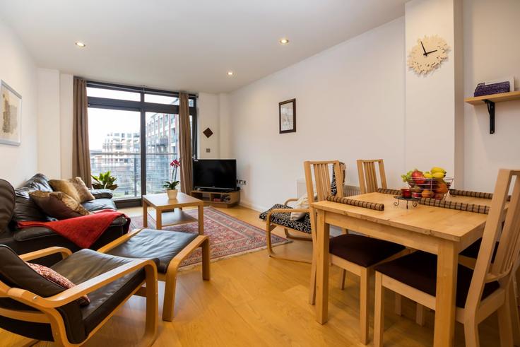 Salle de séjour élégante avec mobilier moderne dans un appartement à Building Holley Road - smart-host-group-ted - 1513608 à London Borough of Ealing, London