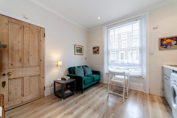 Sala de estar elegantemente projetada com móveis modernos em um apartamento no Building Westbourne Grove - smart-host-group-ted - 1513590 em Royal Borough of Kensington and Chelsea, London Sala de estar elegantemente projetada com móveis modernos em um apartamento no Building Westbourne Grove - smart-host-group-ted - 1513590 em Royal Borough of Kensington and Chelsea, London