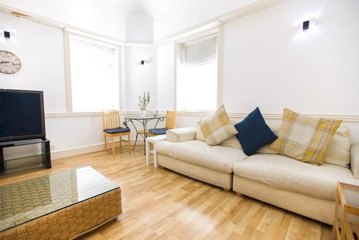 Elegant gestaltetes Wohnzimmer mit moderner Einrichtung in einer Wohnung im Building Devonshire Street - smart-host-group-ted - 1536671 in City of Westminster, London