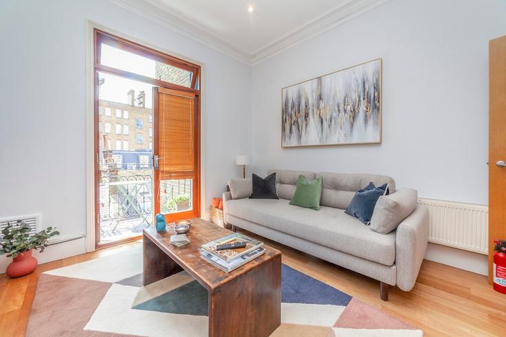 Building Roland Gardens - smart-host-group-ted - 1515115 adresindeki bir dairede modern mobilyalarla zarif bir şekilde tasarlanmış oturma odası Royal Borough of Kensington and Chelsea, London Building Roland Gardens - smart-host-group-ted - 1515115 adresindeki bir dairede modern mobilyalarla zarif bir şekilde tasarlanmış oturma odası Royal Borough of Kensington and Chelsea, London