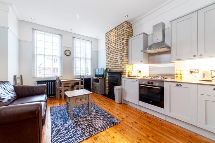 London Royal Borough of GreenwichのBuilding Glenluce Road - smart-host-group-ted - 1537433のアパートメントにある、モダンな家具を備えたエレガントなデザインのリビングルーム London Royal Borough of GreenwichのBuilding Glenluce Road - smart-host-group-ted - 1537433のアパートメントにある、モダンな家具を備えたエレガントなデザインのリビングルーム