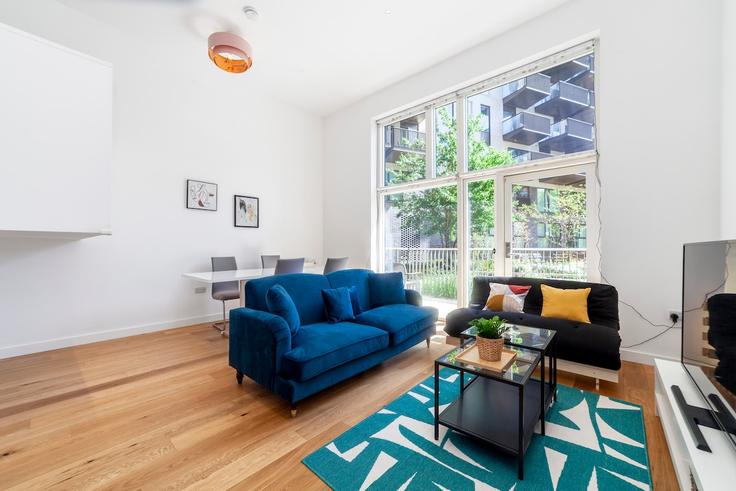 Elegant gestaltetes Wohnzimmer mit moderner Einrichtung in einer Wohnung im Building Malmesbury Terrace - smart-host-group-ted - 1513484 in London Borough of Newham, London