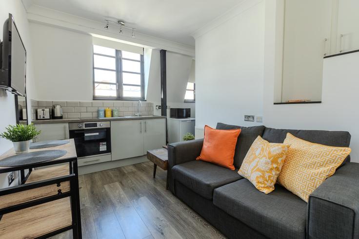 London City of WestminsterのBuilding Sussex Gardens - smart-host-group-ted - 1513632のアパートメントにある、モダンな家具を備えたエレガントなデザインのリビングルーム London City of WestminsterのBuilding Sussex Gardens - smart-host-group-ted - 1513632のアパートメントにある、モダンな家具を備えたエレガントなデザインのリビングルーム