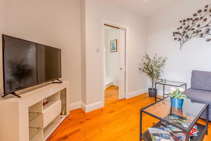 Elegante sala de estar con mobiliario moderno en un apartamento en Building Lavenham Road - smart-host-group-ted - 1513433 en London Borough of Wandsworth, London