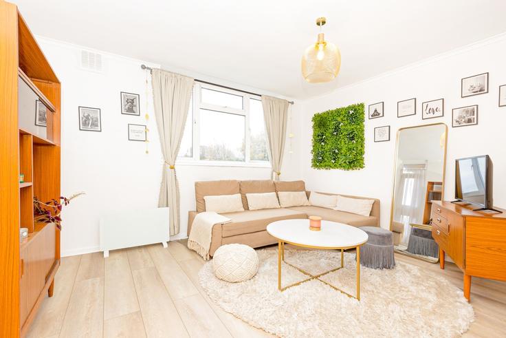 Salle de séjour élégante avec mobilier moderne dans un appartement à Building Keswick Road - smart-host-group-ted - 1513375 à London Borough of Wandsworth, London Salle de séjour élégante avec mobilier moderne dans un appartement à Building Keswick Road - smart-host-group-ted - 1513375 à London Borough of Wandsworth, London