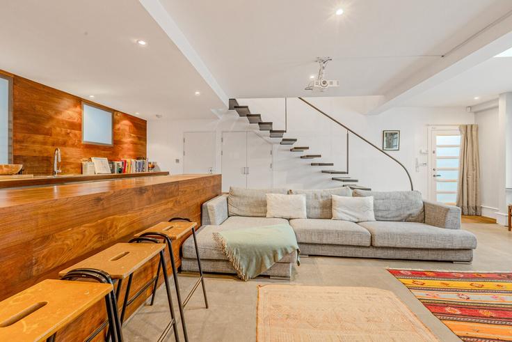 London Royal Borough of Kensington and ChelseaのBuilding Bomore Road - smart-host-group-ted - 1513602のアパートメントにある、モダンな家具を備えたエレガントなデザインのリビングルーム
