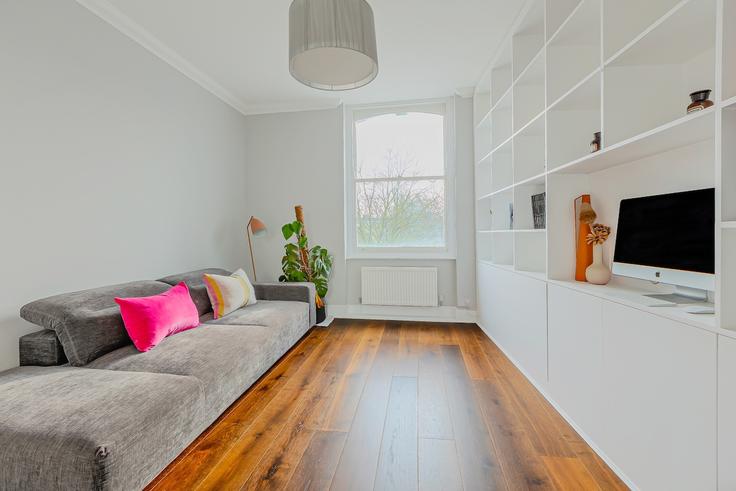 Elegante sala de estar con mobiliario moderno en un apartamento en Building Dartmouth Close - smart-host-group-ted - 1513649 en City of Westminster, London Elegante sala de estar con mobiliario moderno en un apartamento en Building Dartmouth Close - smart-host-group-ted - 1513649 en City of Westminster, London