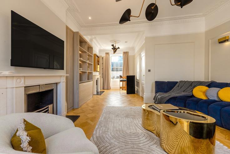London City of WestminsterのBuilding Albion Street - smart-host-group-ted - 1513323のアパートメントにある、モダンな家具を備えたエレガントなデザインのリビングルーム London City of WestminsterのBuilding Albion Street - smart-host-group-ted - 1513323のアパートメントにある、モダンな家具を備えたエレガントなデザインのリビングルーム