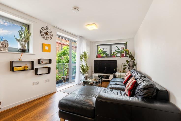 Elegante sala de estar con mobiliario moderno en un apartamento en Building Glasshouse Fields - smart-host-group-ted - 1525710 en London Borough of Tower Hamlets, London