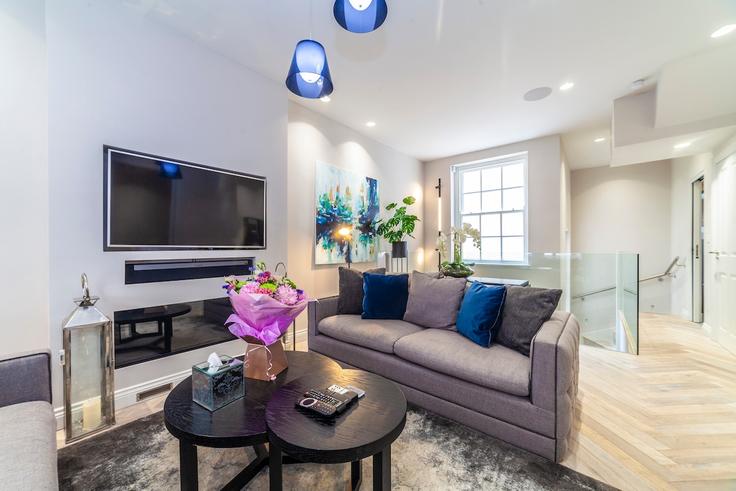Elegant gestaltetes Wohnzimmer mit moderner Einrichtung in einer Wohnung im Building Middleton Place - smart-host-group-ted - 1540661 in City of Westminster, London Elegant gestaltetes Wohnzimmer mit moderner Einrichtung in einer Wohnung im Building Middleton Place - smart-host-group-ted - 1540661 in City of Westminster, London